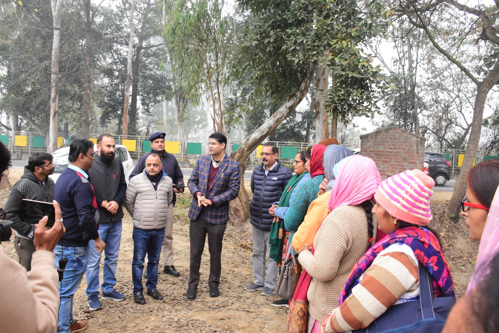 उपायुक्त ने घंडावल में बांस की विभिन्न प्रजातियो के पौधे रोपित कर किया वेम्वू वाटिका का शुभारंभ